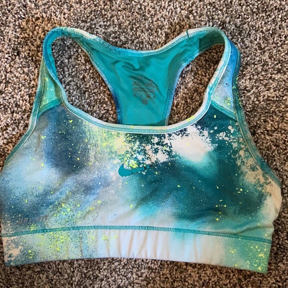 Bundling these 4 Nike sports bras - Picture 3 of 5